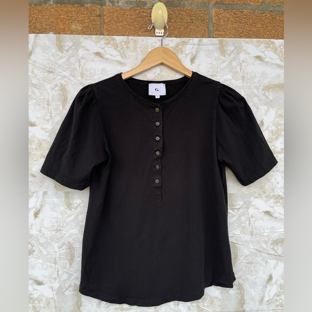 G. LABEL by Goop- Karmanos Organic
Cotton Puff Sleeve Henley Tee small